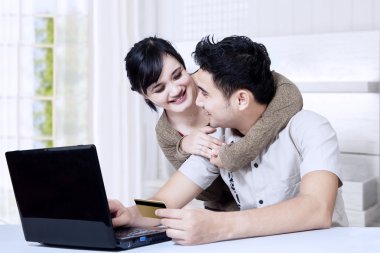 evde shoping online mutlu Asya çift