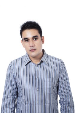 ciddi adam beyaz zemin üzerine izole