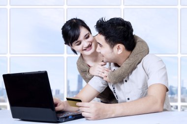 Genç Asyalı çift daire online alışveriş