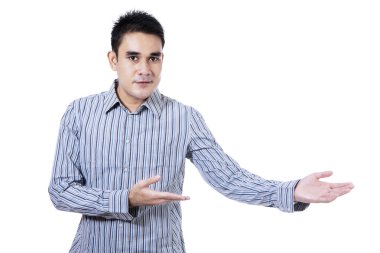 genç adam bir şeyler gösteriyor