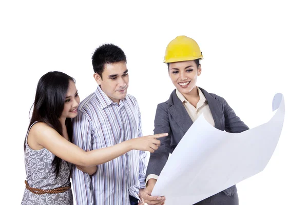 An engineer showing blueprint to her client 1 — Stock Photo, Image