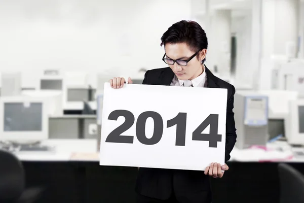 Empresário segurando um cartaz de 2014 — Fotografia de Stock