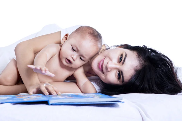 Mãe feliz e bebê no quarto — Fotografia de Stock