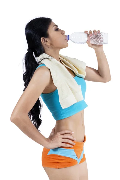 Mujer sana bebiendo agua — Foto de Stock