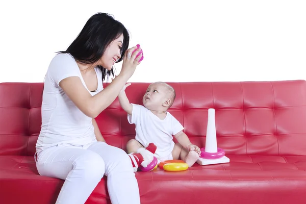 Moeder en baby speelgoed spelen — Stockfoto
