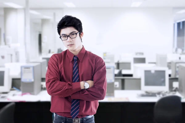 Retrato de jovem empresário no cargo — Fotografia de Stock