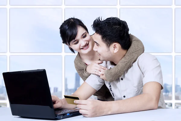 Молода азіатська пара онлайн покупки в квартирі — стокове фото
