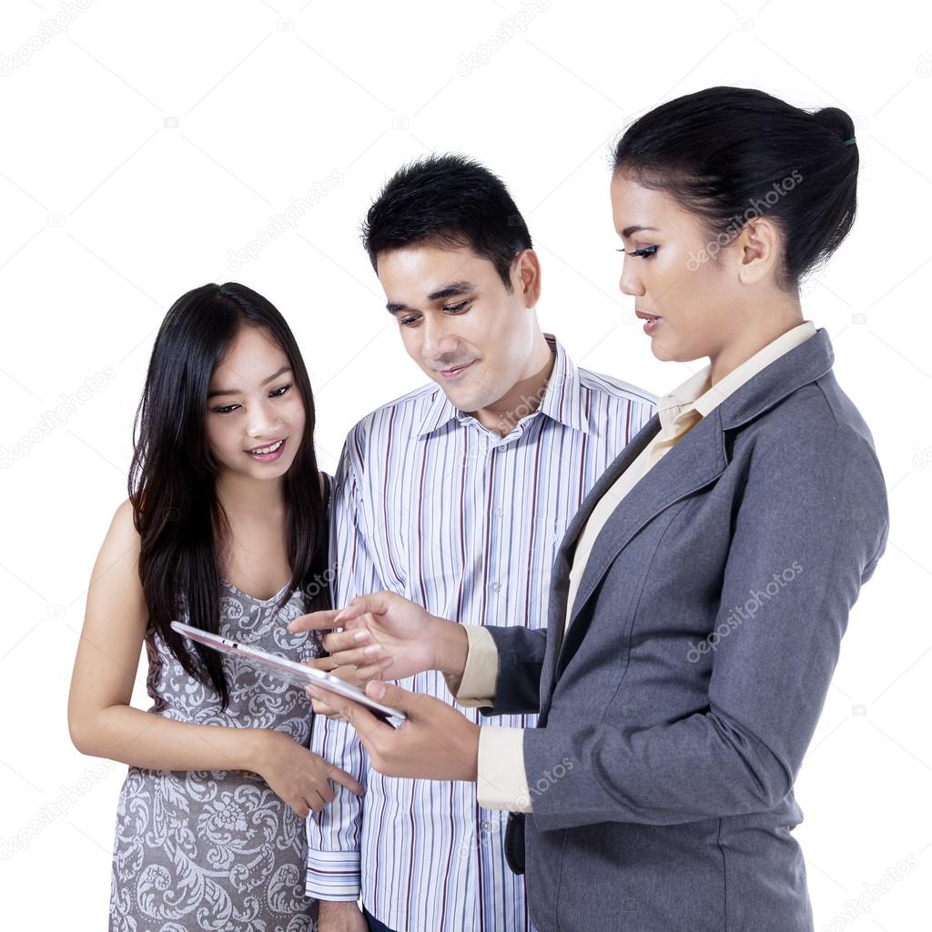 Businesswoman presenting her project to her client 1
