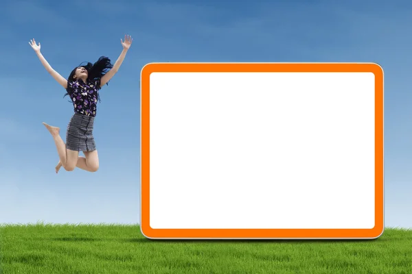 Femme d'affaires sautant avec tableau blanc — Photo