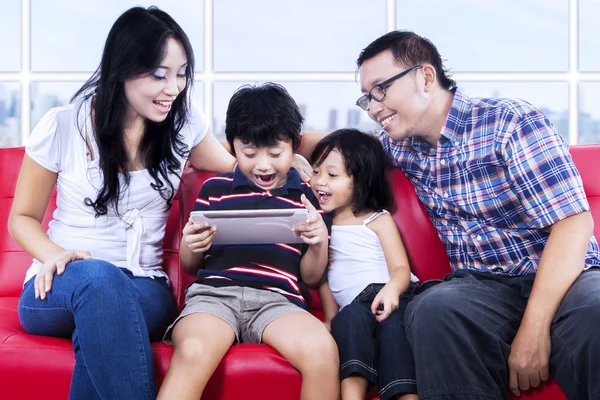 Família excitada jogando jogo no apartamento — Fotografia de Stock