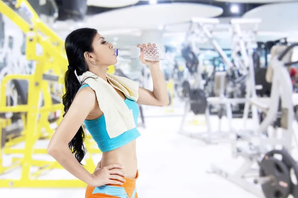 Fitness-Frau trinkt Wasser — Stockfoto