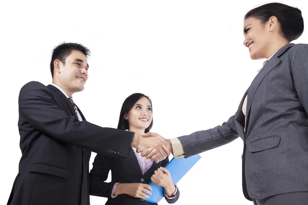 Aziatische zakenmensen handshaking — Stockfoto