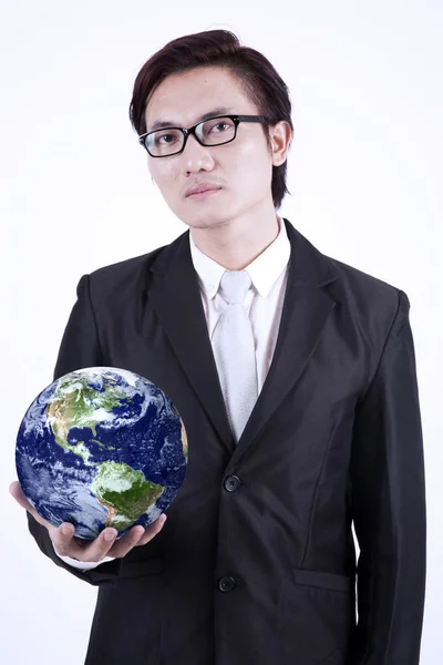 Бізнесмен тримає глобус ізольований — стокове фото