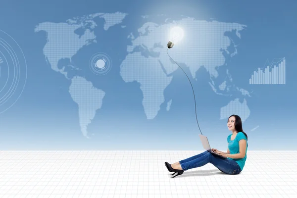 Gelegenheitsfrau mit Laptop auf Weltkarte — Stockfoto