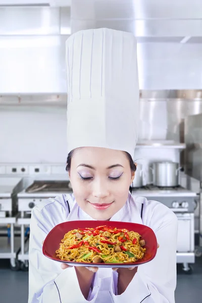 Aziatische chef-kok dienen noodle in keuken — Stockfoto