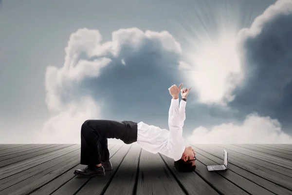 Zakenman duimen omhoog met brug positie — Stockfoto