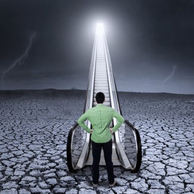 işadamı tarafından yürüyen merdiven daimi