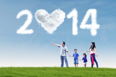 Yeni yıl 2014 bulutu altında eğlenmek aile