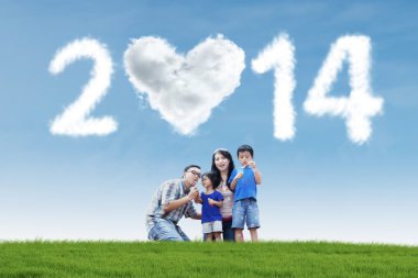 mutlu aile üfleme kabarcık 2014 yıl altında bulut
