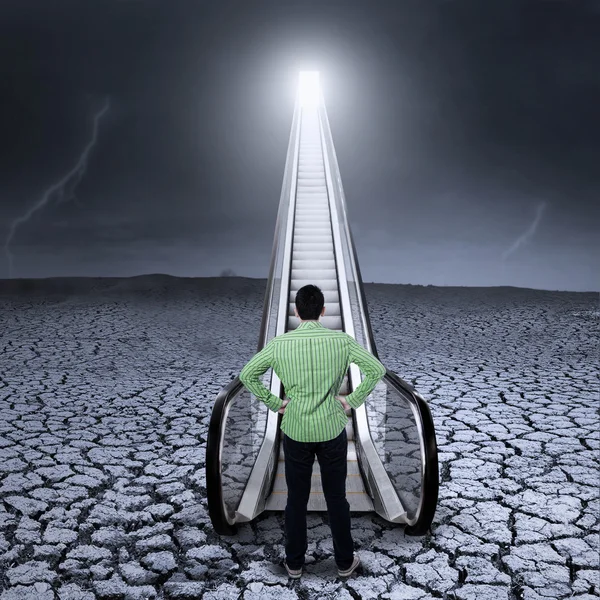 işadamı tarafından yürüyen merdiven daimi