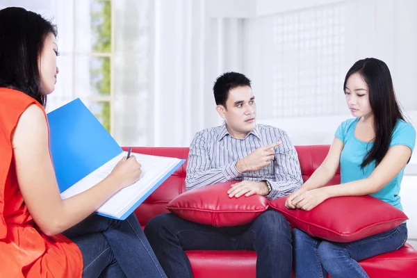 Paar ruzie tijdens therapie sessie — Stockfoto