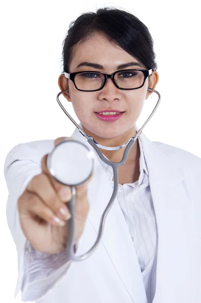 Unga läkare visar stetoskopet — Stockfoto