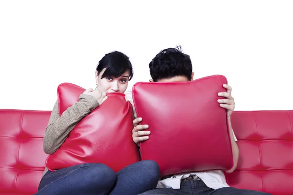 Asustado pareja viendo horror película —  Fotos de Stock