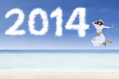 γυναίκα άλμα με σύννεφα του 2014