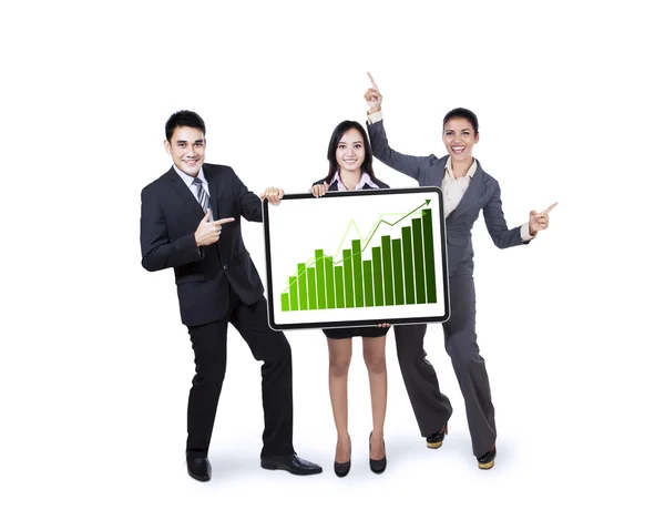 Equipe de negócios segurando gráfico de crescimento — Fotografia de Stock