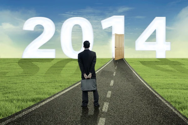 Imprenditore che guarda al futuro nel 2014 — Foto Stock