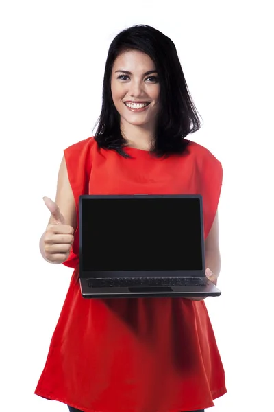 Girl showing a laptop screen — Stock Photo, Image