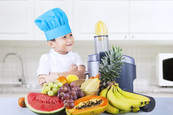 Aziatisch jongen maken vruchtensap — Stockfoto