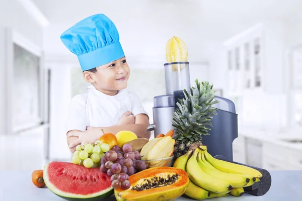 Boy making juice with a juice extractor — Stock Photo, Image