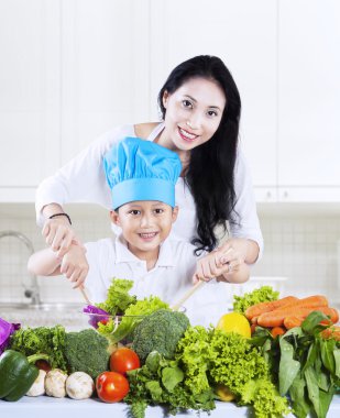 cazip anne ve oğlu salata hazırlık