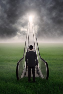 Asya işadamı yürüyen merdiven daimi