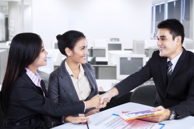 İş Adamları Tokalaşıyor