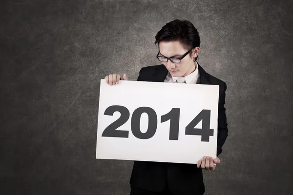 Zakenman die aan boord van het nieuwe jaar 2014 — Stockfoto