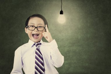 ampul ile dahi öğrenci