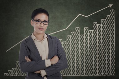 büyüme grafiği ile kendine güvenen iş kadını