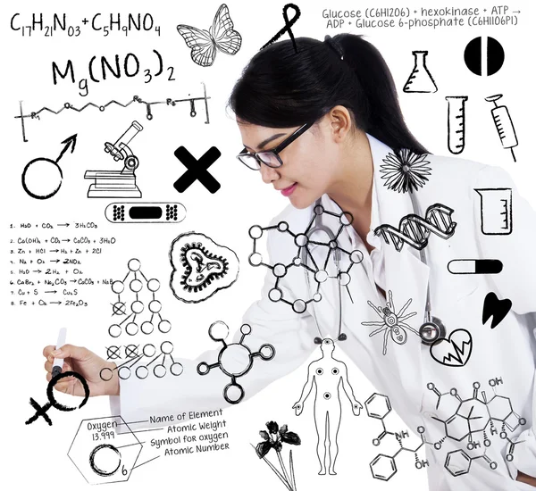 Kvinnliga läkare ritning på transparent skärm — Stockfoto