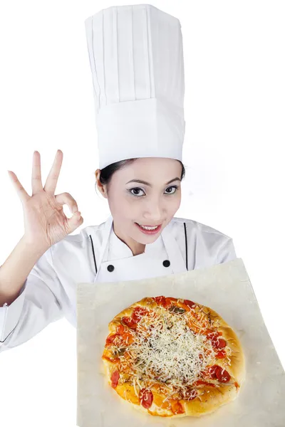 Chef feminino segurando uma pizza — Fotografia de Stock