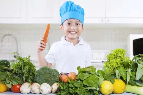 Chlapec šéfkuchař vaří zelenina — Stock fotografie