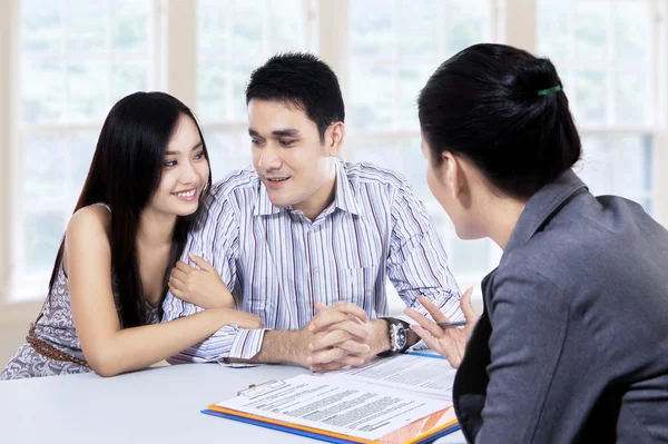 Consulente per riunioni di coppia per contratto finanziario — Foto Stock