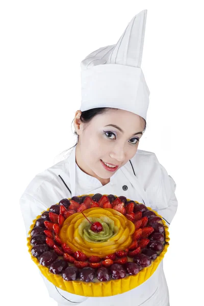 Mujer bonita chef sosteniendo un pastel — Foto de Stock