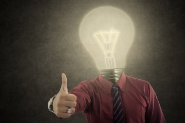 işadamı lamba kafa ile ok gösterir