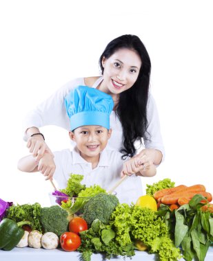 mutlu anne ve oğlu salata hazırlık