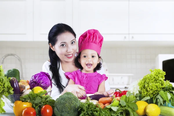 Mutter und Tochter bereiten Salat zu — Stockfoto