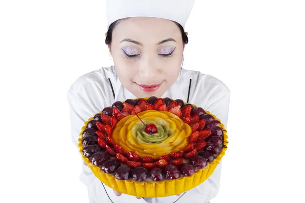 Jeune femme chef avec gâteau aux fruits — Photo