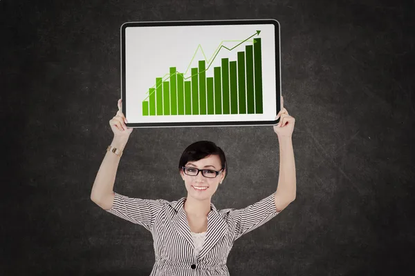 Biznes kobieta pokazano wykres wzrost — Zdjęcie stockowe