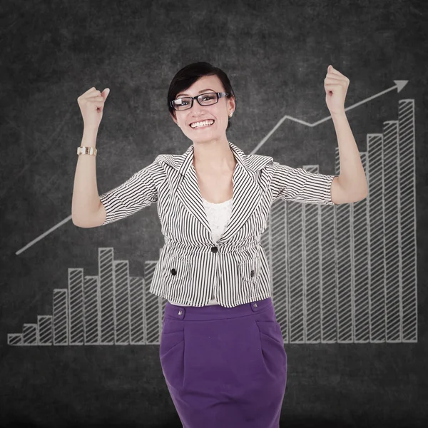 Framgångsrik affärskvinna med diagram — Stockfoto